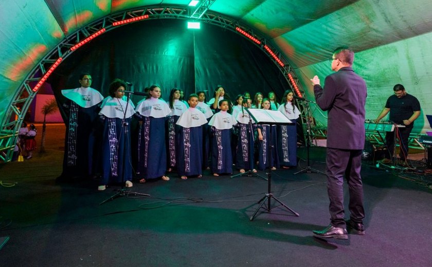 Apresentações culturais com grupos da terra marcam abertura do 'Natal para toda família'