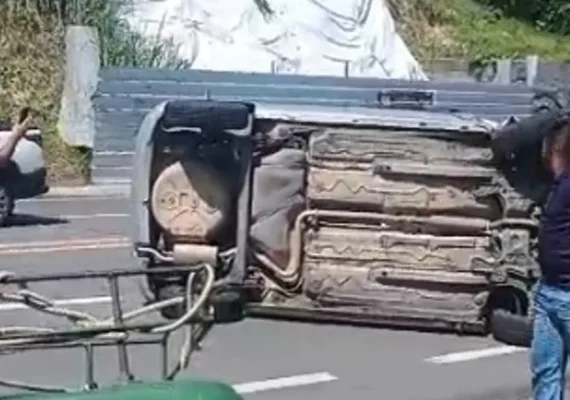 Acidente entre dois carros deixa três feridos na Avenida Leste Oeste, em Maceió