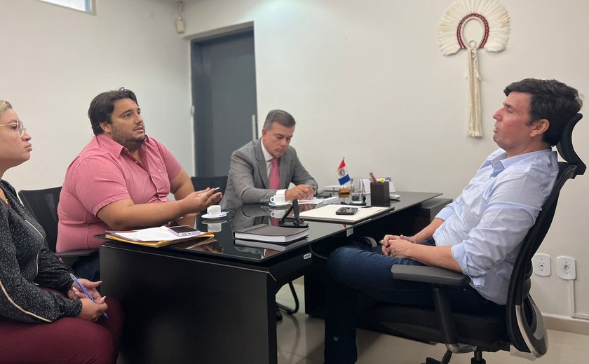 Ronaldo Medeiros vai à Seduc reivindicar obras em Inhapi