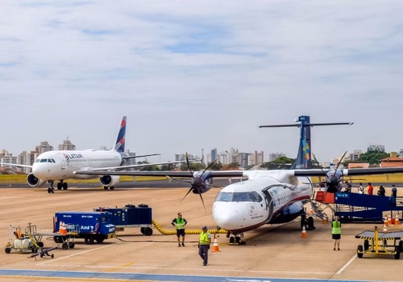 Passageiro cai da escada de desembarque de avião e morre