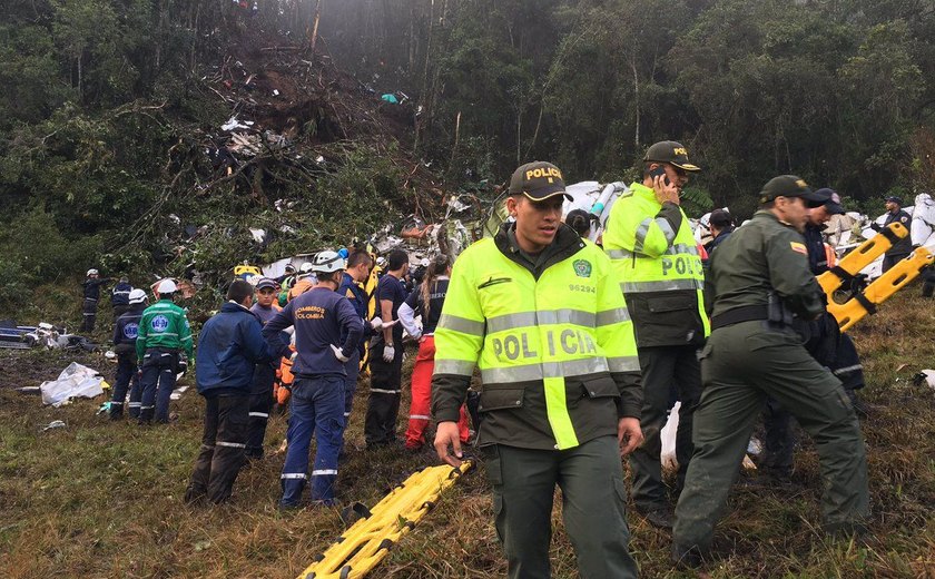 Avião da Chapecoense cai e autoridades informam 75 mortos e 6 sobreviventes