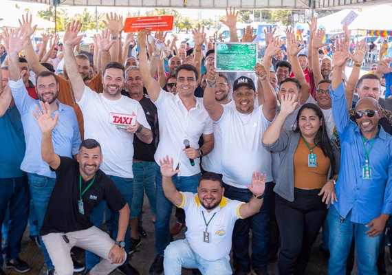 Prefeito de Maceió prestigia taxistas e destaca pacto social em defesa da categoria