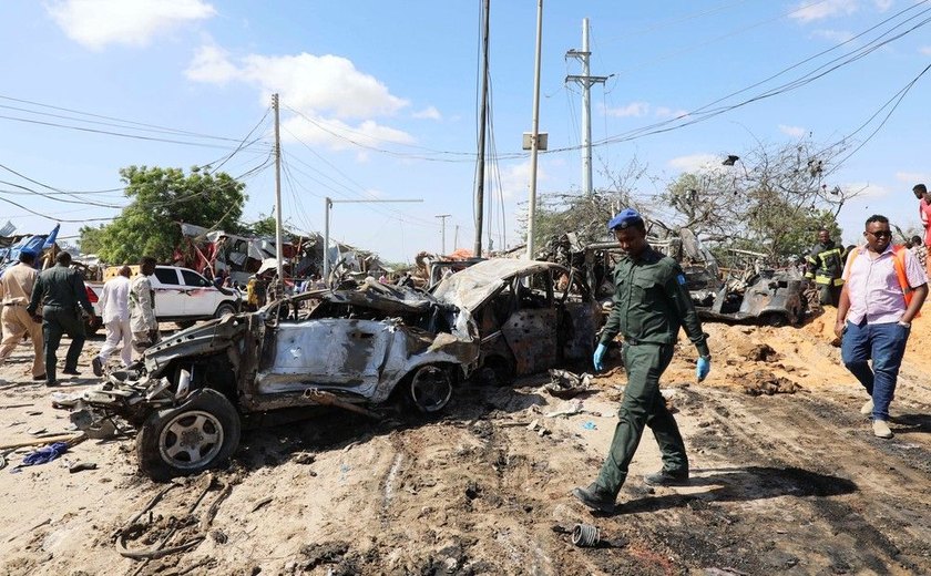 Explosão de carro-bomba deixa pelo menos 90 mortos