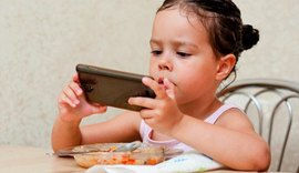 Comer enquanto mexe no celular aumenta os riscos de ganho de peso  Pais também precisam ficar atentos