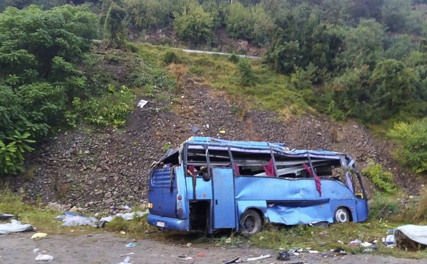 Ônibus capota em montanha e deixa ao menos 15 mortos na Bulgária