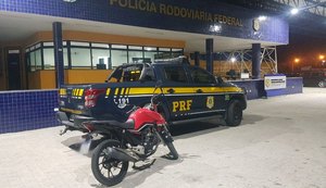 PRF recupera motocicleta roubada e prende homem por crime de receptação no Sertão