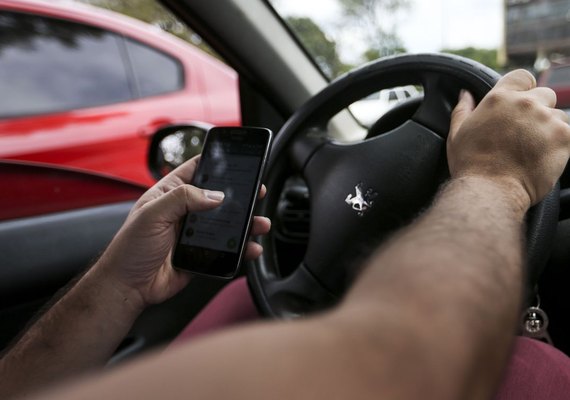 Multas por uso de celular ao volante crescem 33% em 2018