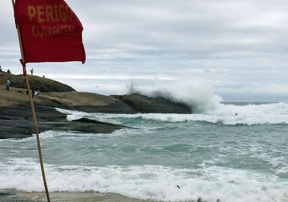 Ressaca provoca ondas de até 4 metros, fecha ciclovia e atrai surfistas no RJ