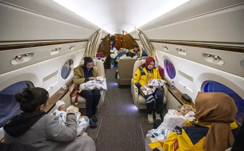 Bebês encontrados em terremoto na Turquia são transportados em avião presidencial