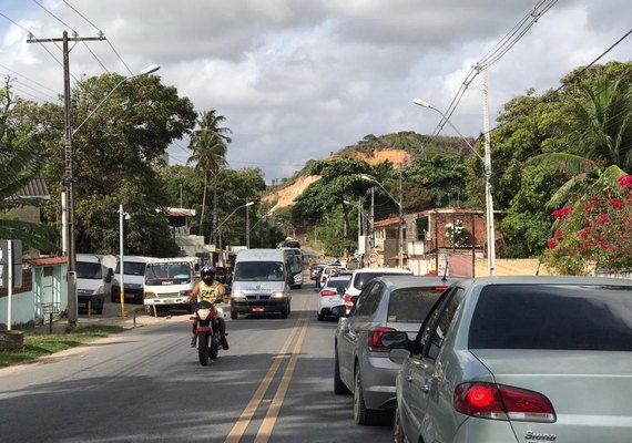 Protestos contra reajuste da passagem de ônibus bloqueiam vias em Maceió