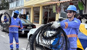 Prefeitura de Maceió inicia retirada de fios sem uso dos postes no Pontal da Barra
