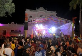 Primeira noite do Carnaval É Massa movimenta Jaraguá com praça lotada e diversidade cultural