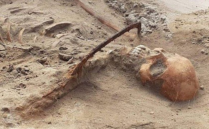 Arqueólogos acham esqueleto de 'mulher-vampira' em escavação