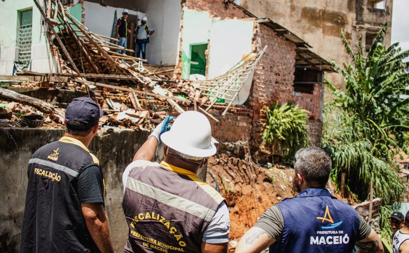 Convívio Social derruba casas condenadas pela Defesa Civil no Jacintinho