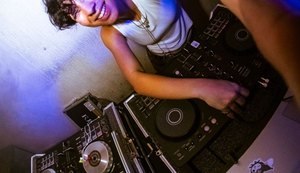 Fernanda Guimarães, Huná e DJ Clariar comandam programação musical em evento no Theatro Homerinho neste sábado (29)