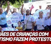 Mães de crianças com autismo fazem protesto em frente à Prefeitura