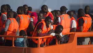 Operações neste sábado resgatam 237 imigrantes no Mar Mediterrâneo