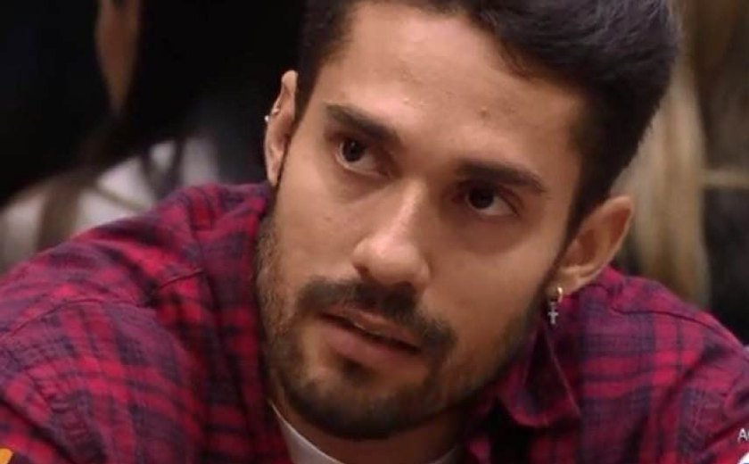 'BBB21': Após pedido da família, público elimina Arcrebiano do reality show