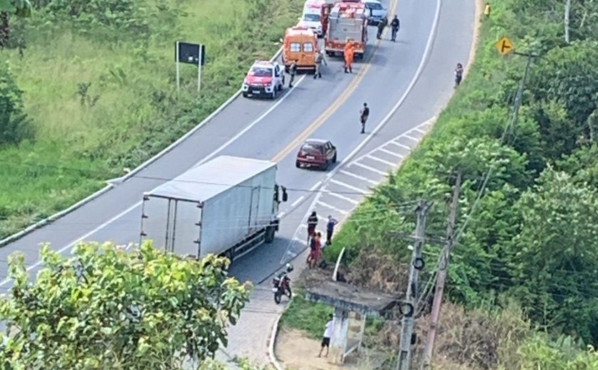 Motorista tem mal súbito, perde a direção do carro, sai da pista e morre na BR-104