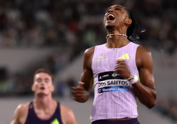 Alison dos Santos abre Diamond League vencendo recordista mundial