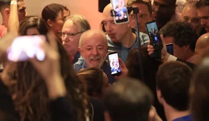Lula agradece votos e diz que teve de vencer intromissão vinda de fora