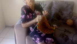 Idosa de 91 anos enfrenta pandemia com tricô e isolamento