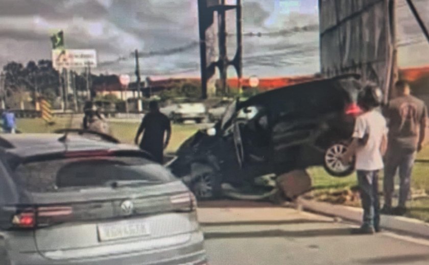 Carro fica destruído após acidente na Avenida Durval de Góes Monteiro, em Maceió