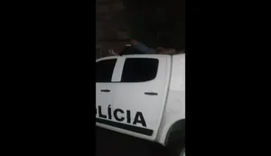 Adolescente é flagrado dormindo em teto de viatura da PM de Pernambuco