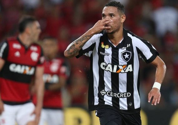 Botafogo vence Flamengo e vai decidir título do Carioca