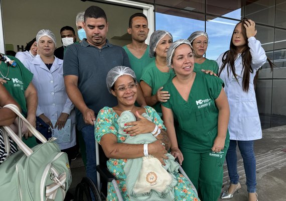 Mãe e bebê que nasceu no HRM após acidente com ônibus na Serra da Barriga recebem alta médica