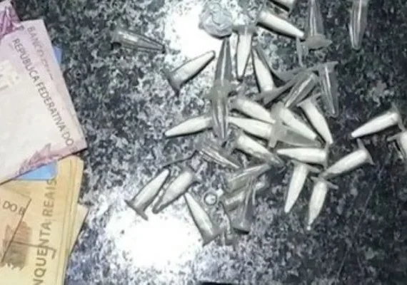 Policial é preso após andar nu e tentar invadir quartos de motel