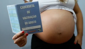 Resistência às vacinas contra gripe e covid coloca gestantes em risco