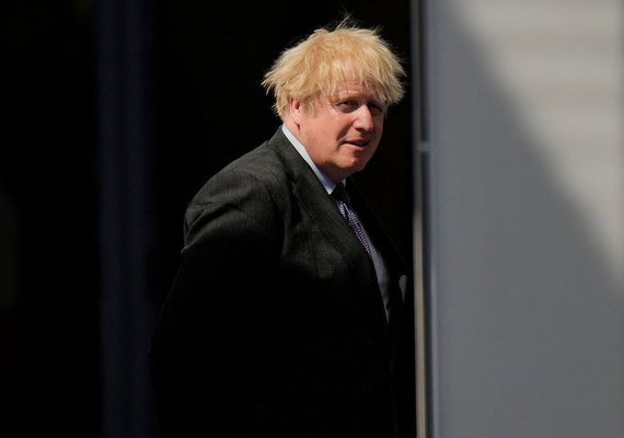Premiê britânico adia relaxamento de lockdown em um mês