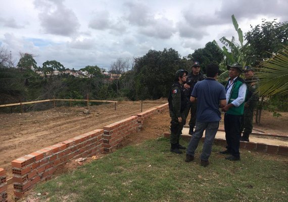 Fiscalização identifica ocupação irregular em área verde no bairro da Serraria