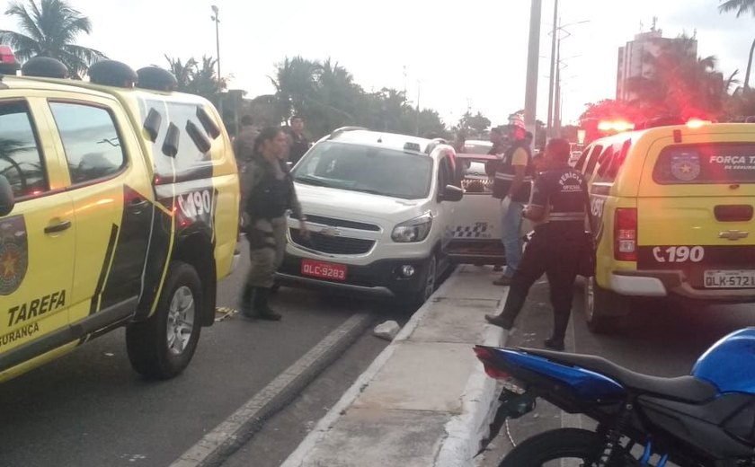 Taxista é executado em Jaraguá; classe fecha avenida e suspeita é presa
