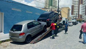 Veículos estacionados em locais proibidos em Maceió são removidos pela SMTT