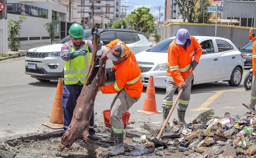 Prefeitura retira garrafas pet, botijão e outros objetos de galeria na Avenida Dona Constança