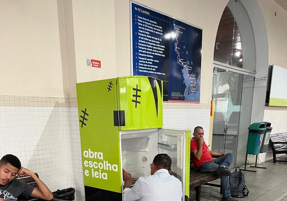 Geladeira Literária distribuiu mais de quatro mil livros em seis anos