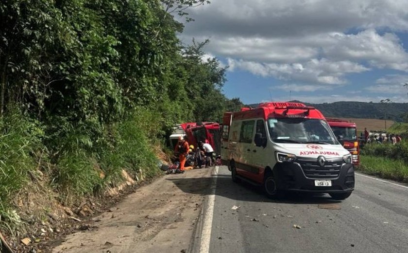 Caminhão tomba na BR-101 em Joaquim Gomes e motorista é levado ao HGE
