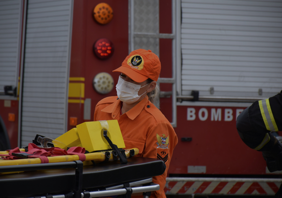 Corpo de Bombeiros controla risco de incêndio após capotamento de carro em Flexeiras
