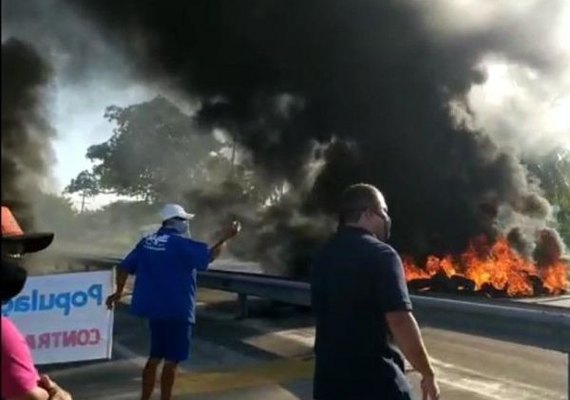Populares bloqueiam AL-101 Sul como forma de protesto contra privatização da Casal
