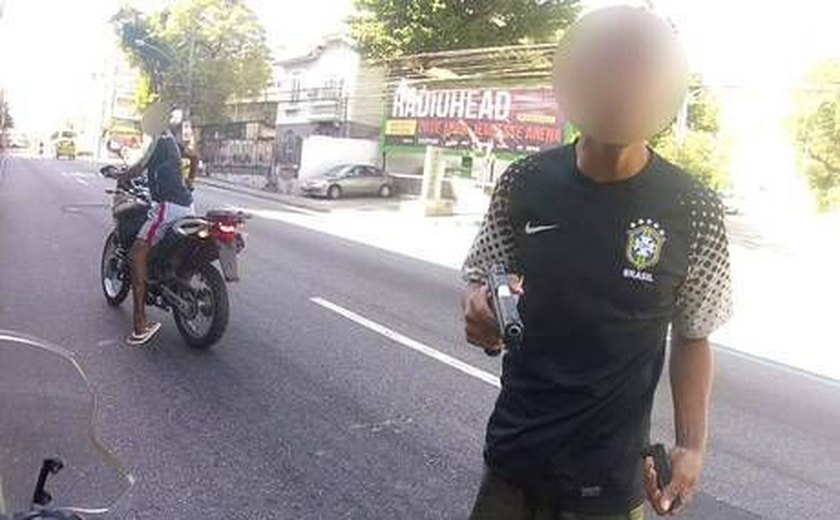 Motociclista baleado grava assalto na zona norte do Rio de Janeiro