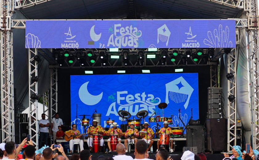 Festa das Águas leva multidão à Praia da Pajuçara para celebrar Iemanjá