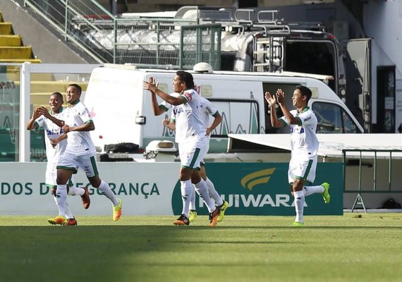 América-MG vence o Figueirense, assume liderança e garante acesso antecipado