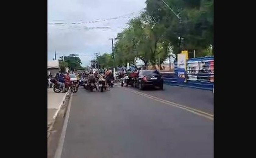 Protesto por falta de água deixa dois sentidos da Avenida Jorge Montenegro congestionada