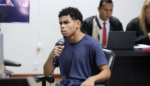 Testemunhas relatam supostas agressões e réu nega participação na morte da criança durante júri