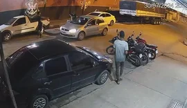 Câmeras de segurança flagram momento que trio rouba veículo por aplicativo no Santos Dumont