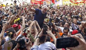 Ex-presidente Lula diz que vai se entregar e critica Judiciário