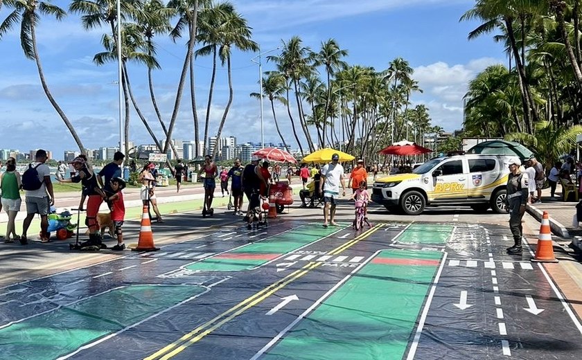Maio Amarelo: PM realiza ação de educação para o trânsito na orla de Maceió