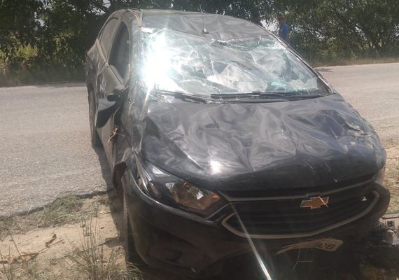 Motorista tenta ultrapassar trator que fazia conversão e capota carro na AL-105